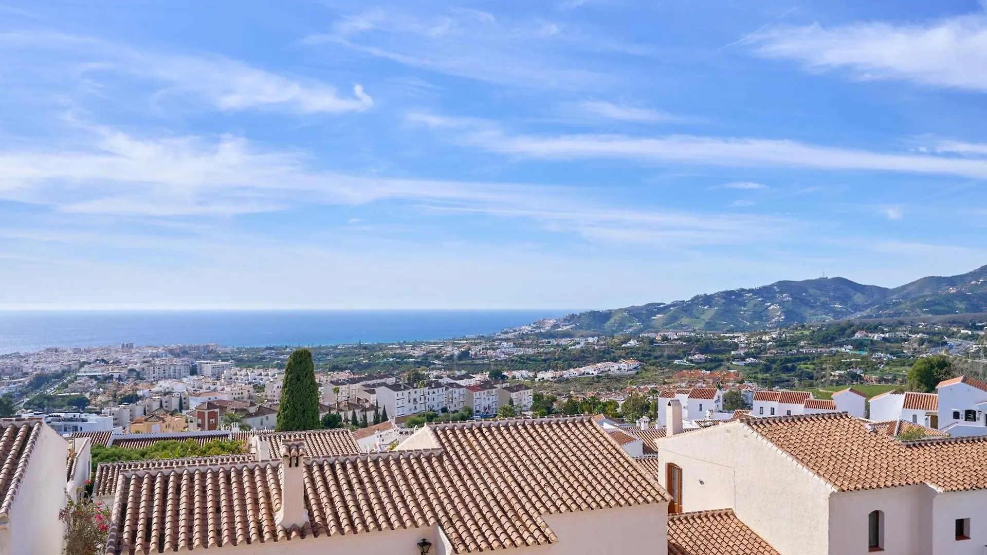 Casa Con Bellas Vistas Sobre La Bahia De 네르하