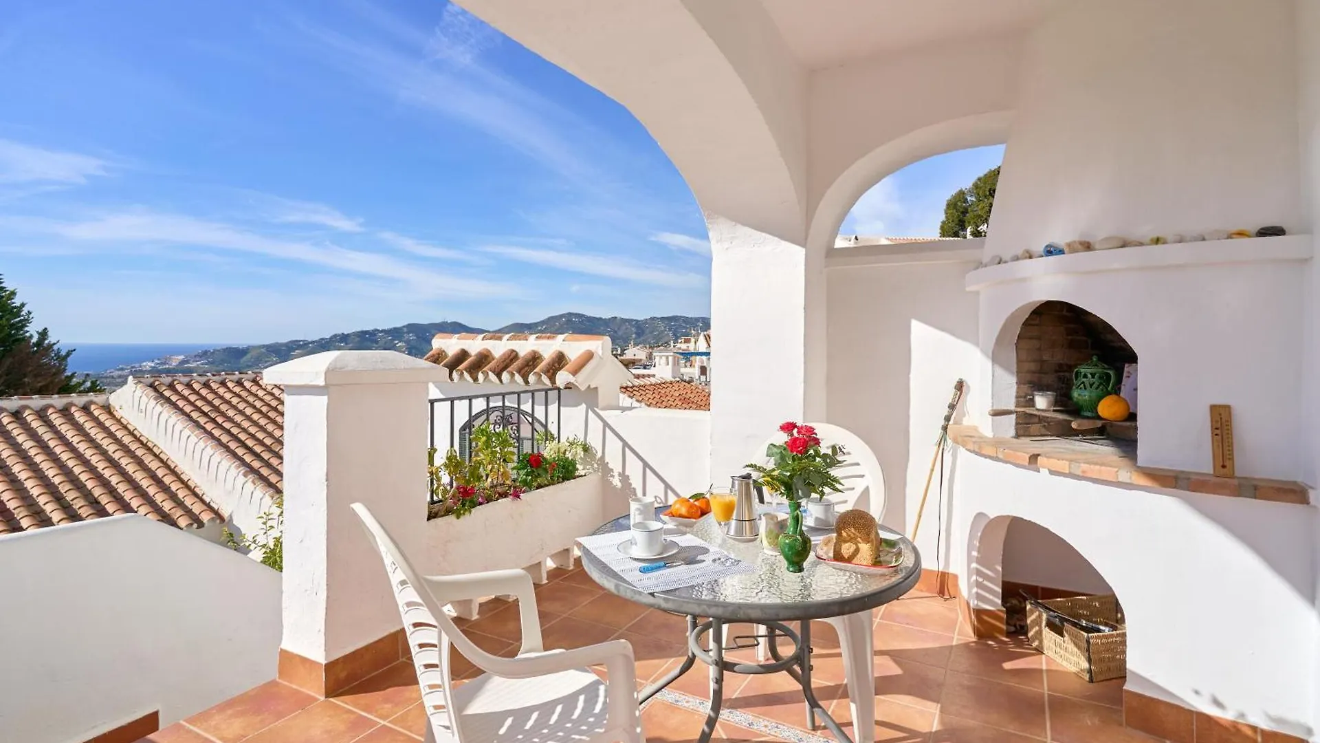 Casa Con Bellas Vistas Sobre La Bahia De 네르하